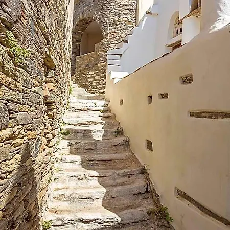 Crossroads Traditional Istérnia